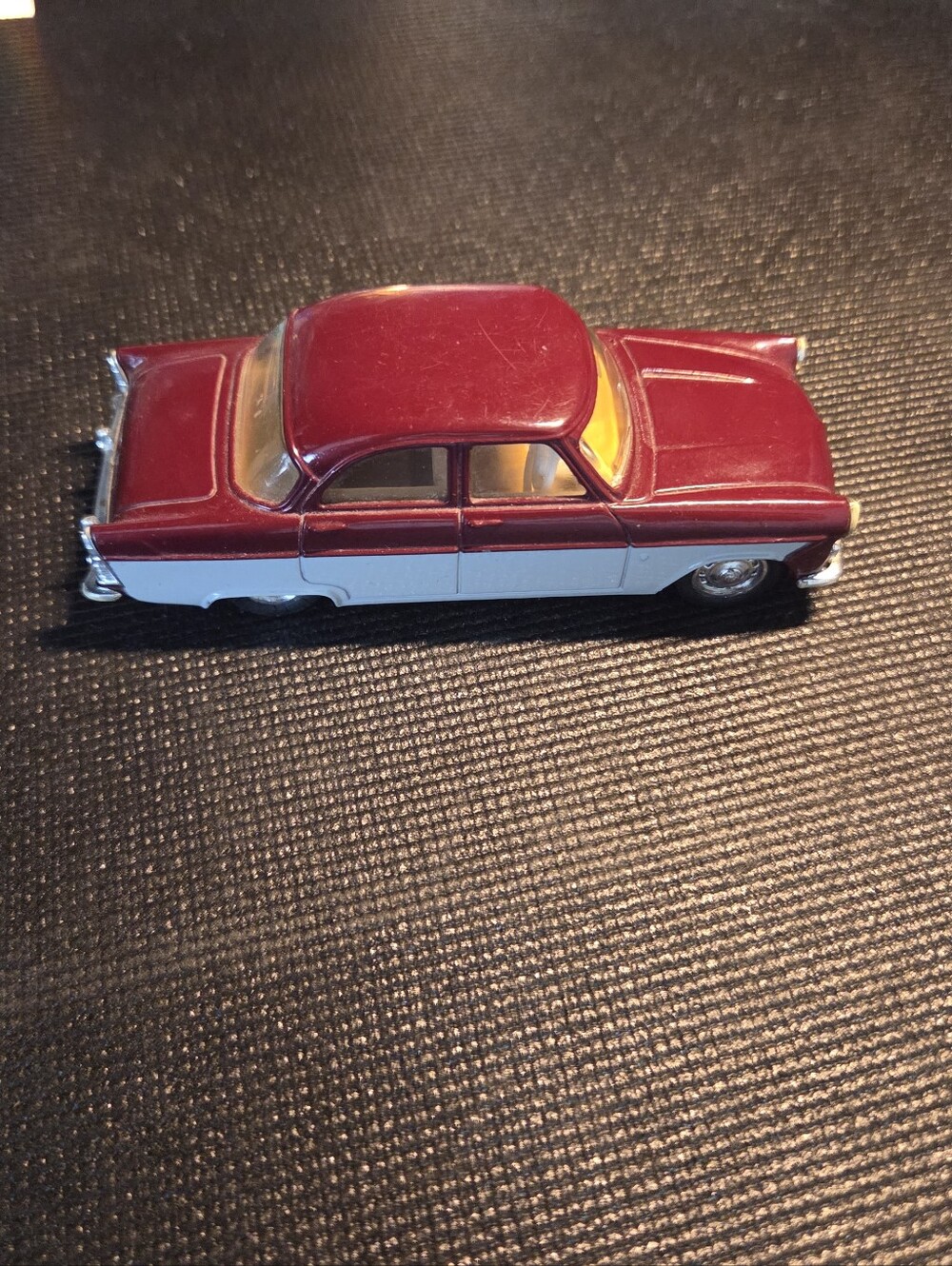 Corgi D709-1 FORD Zodiac Saloon In Maroon & Grey 1:43 Scale